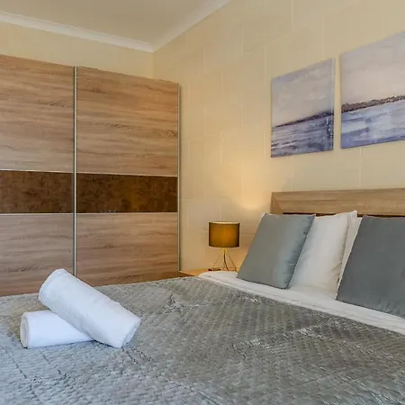 'sage' - Premium 3br Holiday W/rooftop Pool & Sea Views