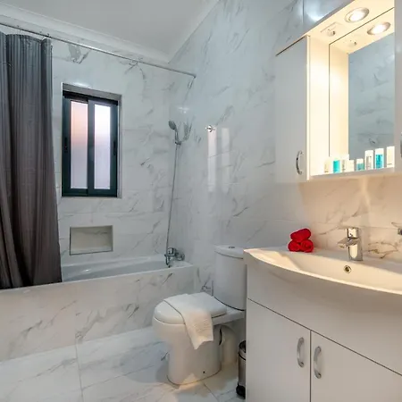 'sage' - Premium 3br Holiday W/rooftop Pool & Sea Views *